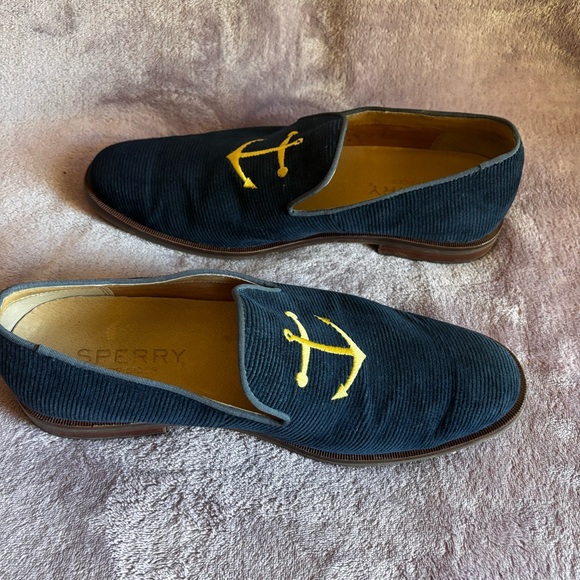 Sperry Men's Slipper Loafer in a navy blue textile upper with an anchor logo - Picture 3 of 8